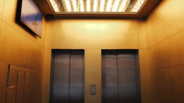 Liftfoyer Messingpaneele